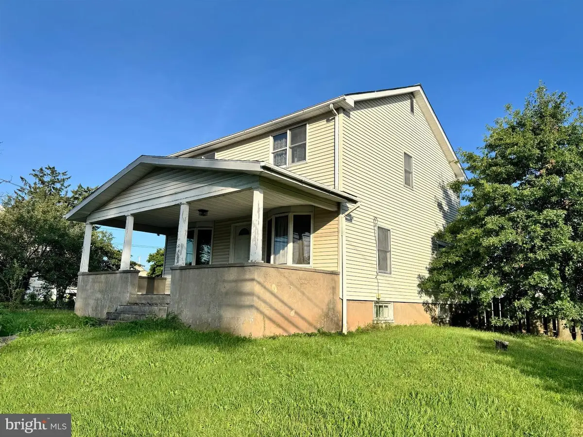 52 W Broad St, Trumbauersville, PA 18970 - #1