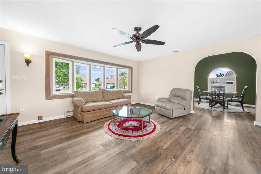 20 New Pond Ln, Levittown, PA 19054 - #3