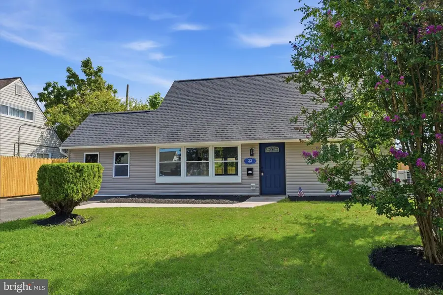 32 Iris Rd, Levittown, PA 19057 - #2