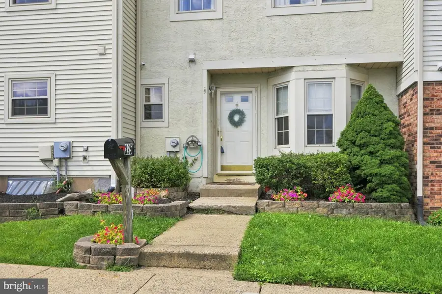 325 Wayne Ct, Holland, PA 18966 - #2