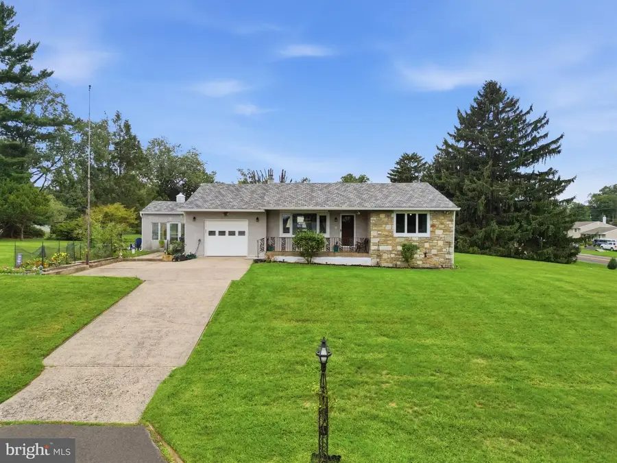 8 Twist Dr, Southampton, PA 18966 - #2
