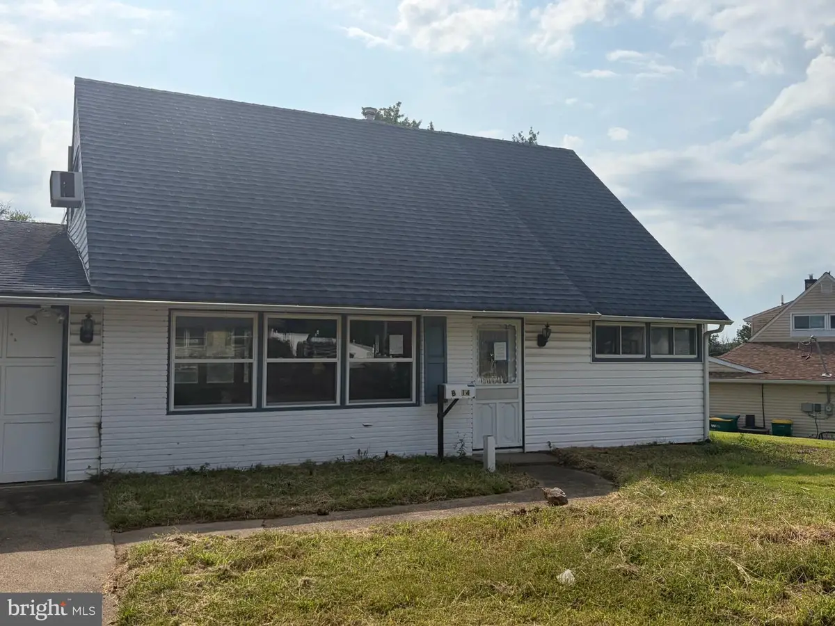 14 Circle Rd, Levittown, PA 19057 - #1