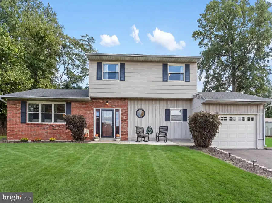 2051 Roselyn Dr, Feasterville Trevose, PA 19053 - #2