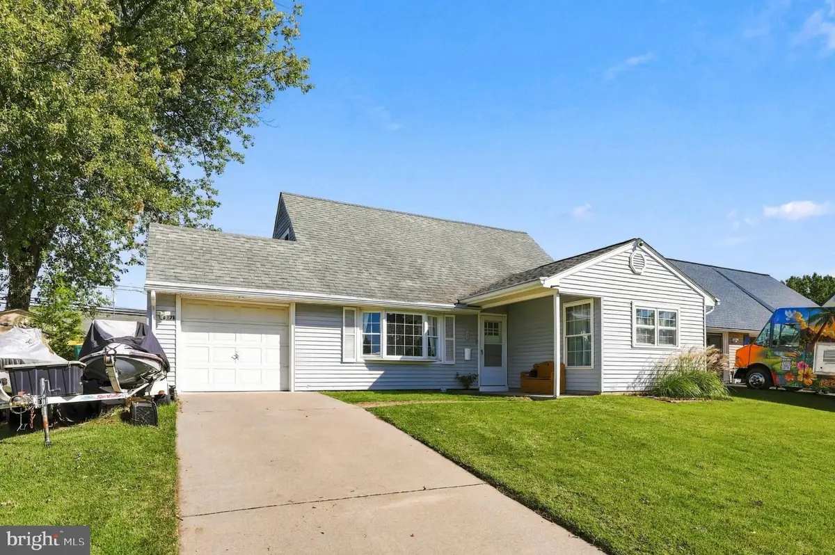 71 New Pond Ln, Levittown, PA 19054 - #1