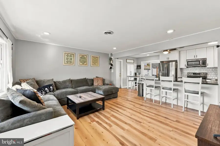 71 New Pond Ln, Levittown, PA 19054 - #3