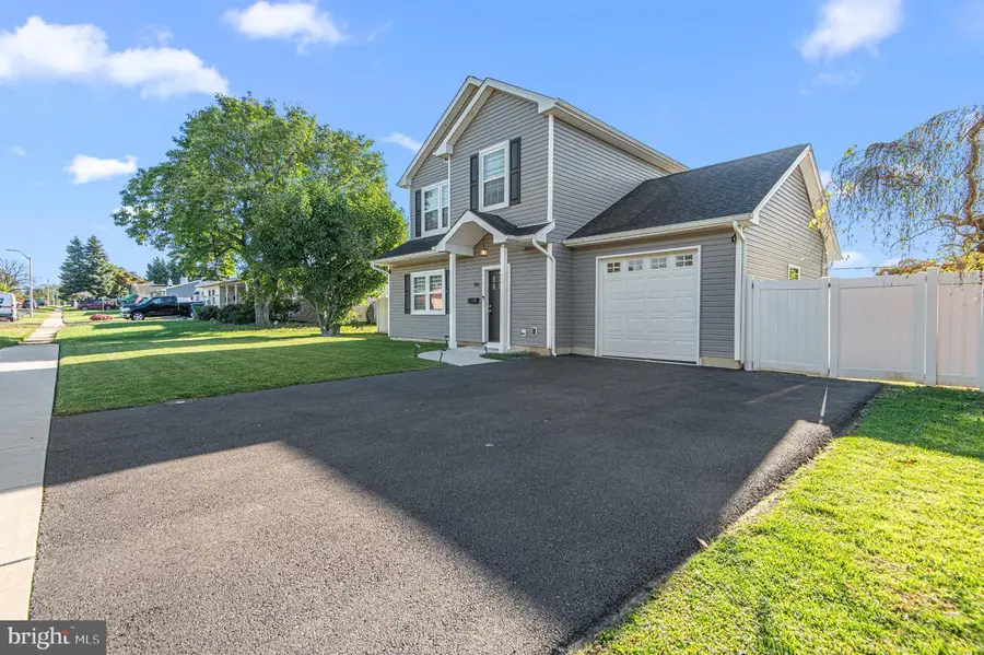 285 Magnolia Dr, Levittown, PA 19054 - #2