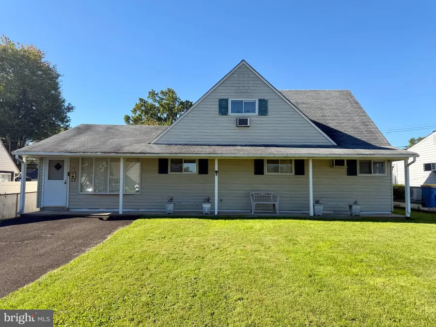 17 Rambler Ln, Levittown, PA 19055 - #2