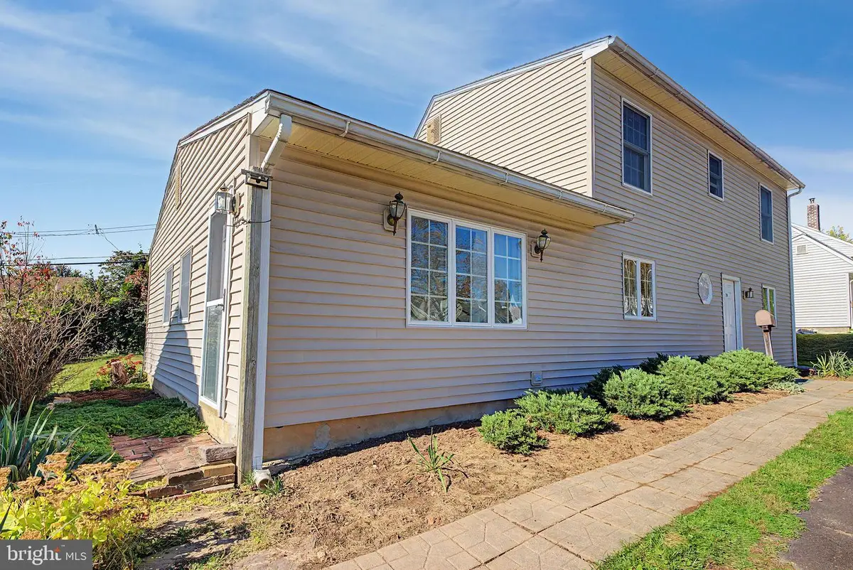 39 Hickory Ln, Levittown, PA 19055 - #1