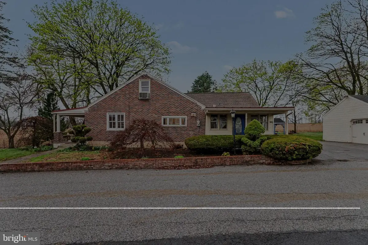 201 4th St, Boiling Springs, PA 17007 - #1