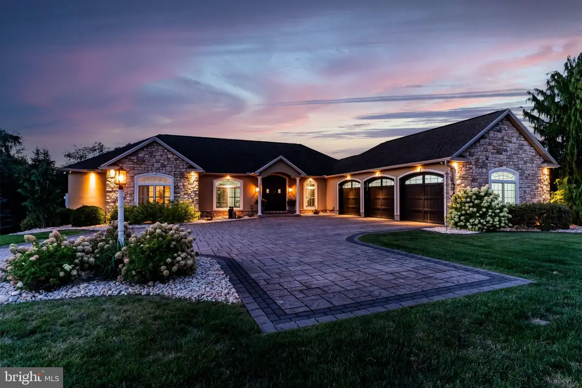 6208 Lookout Dr, Mechanicsburg, PA 17050 - #1