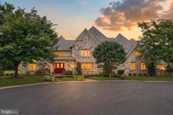 7 White Oak Cir, LEMOYNE, PA 17043