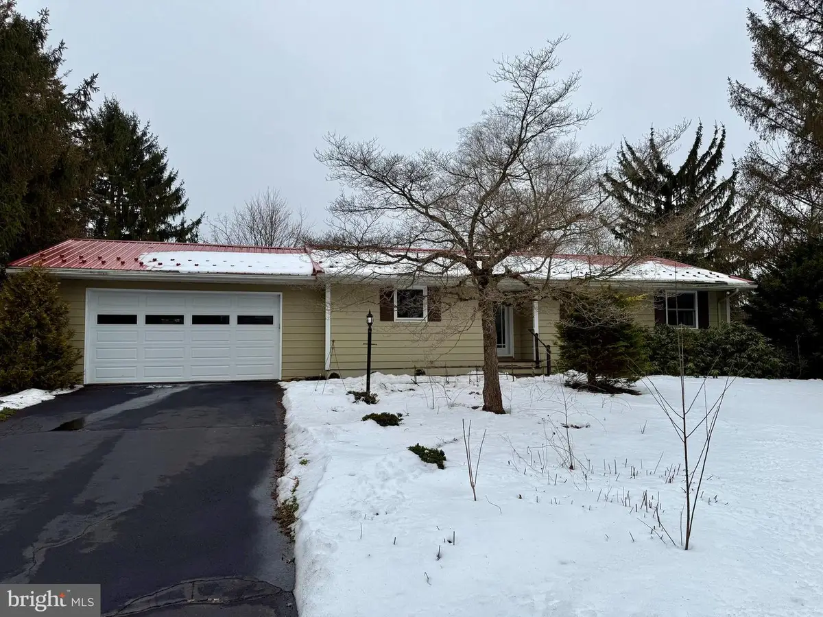220 Val Verda Dr, Pennsylvania Furnace, PA 16865 - #1