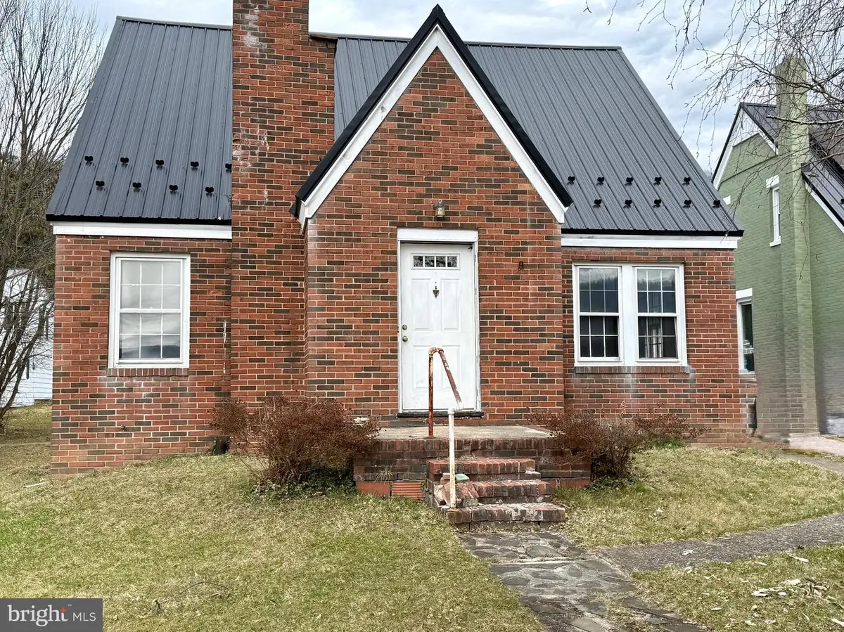 208 Woodward Ave, Lock Haven, PA 17745 - #1