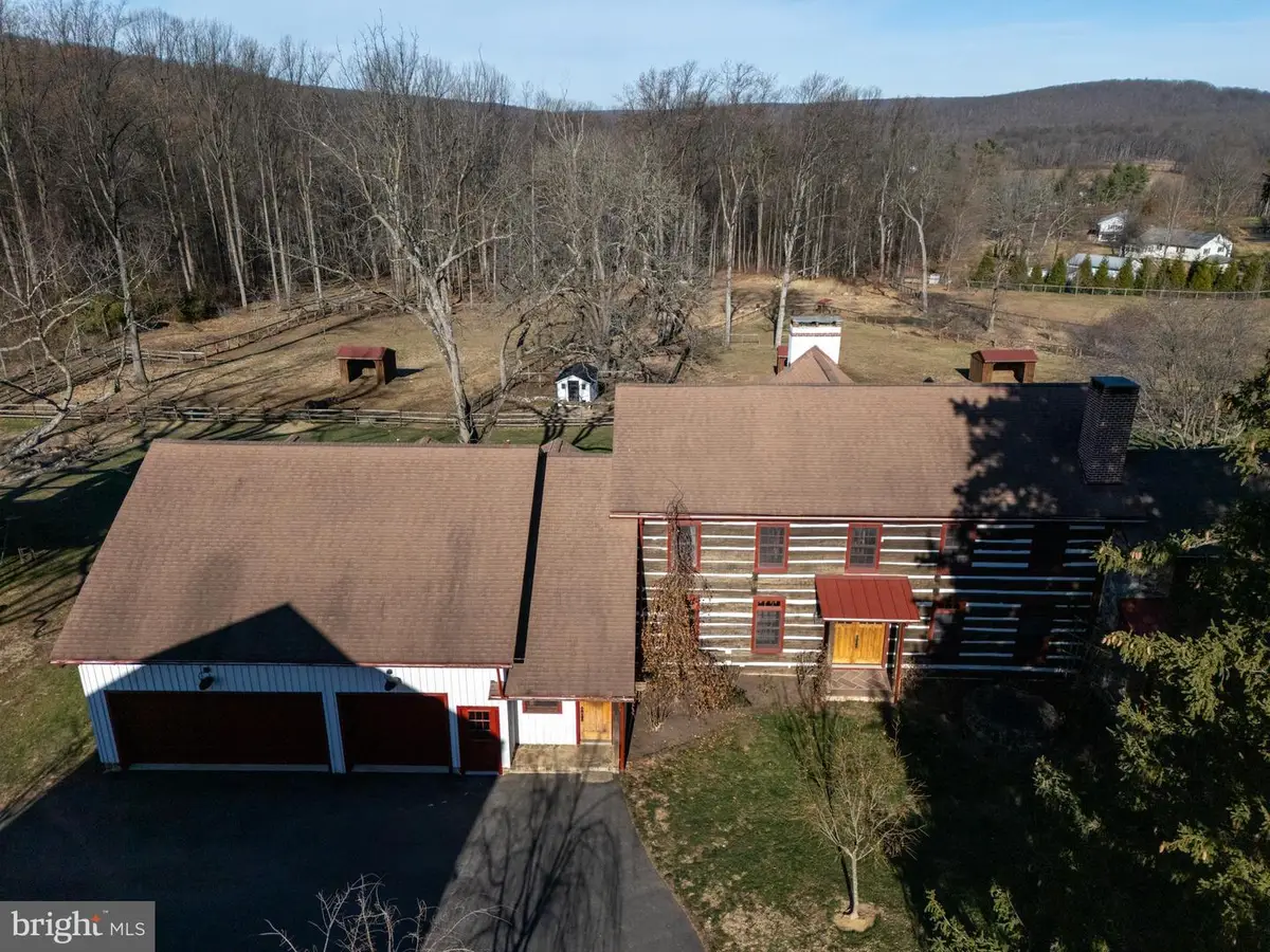 201 Pine Swamp Rd, Elverson, PA 19520 - Image #1