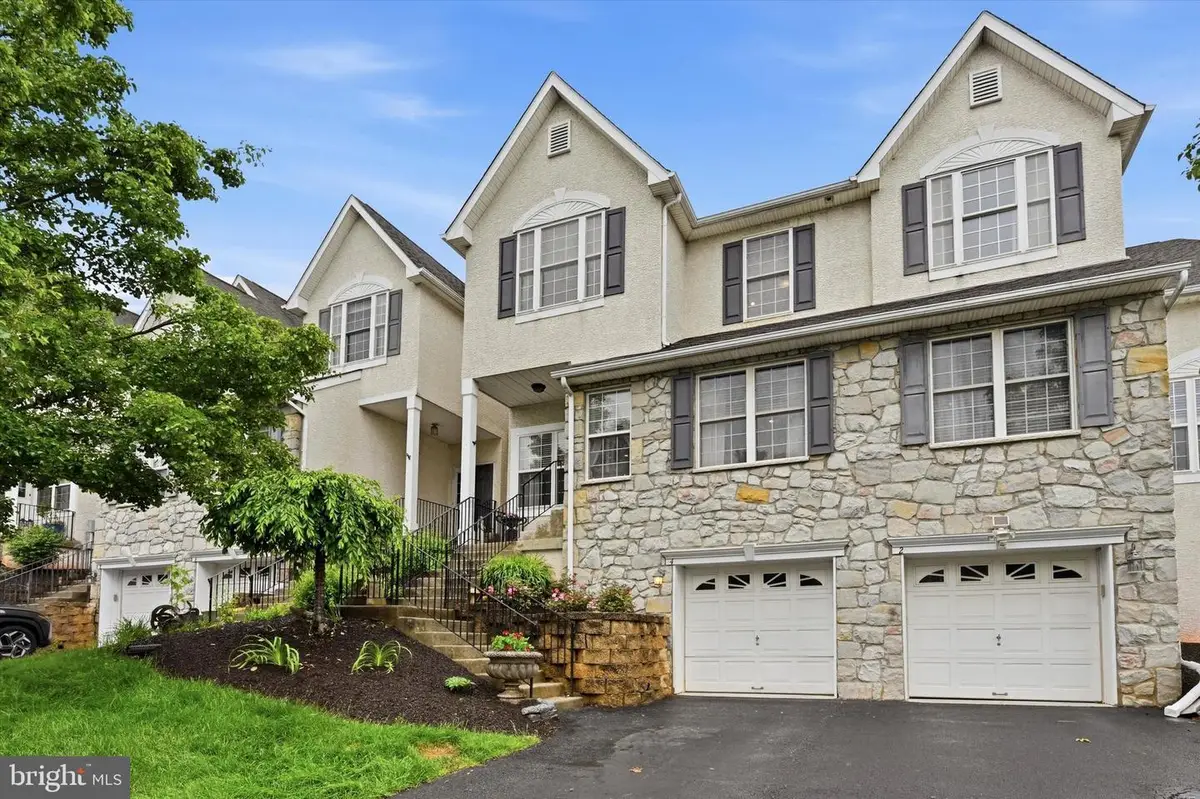 4 Lincoln Dr, Downingtown, PA 19335 - #1