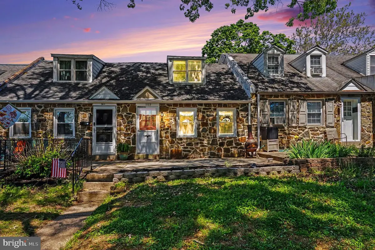 909 Woodlawn Ave, Phoenixville, PA 19460 - #1