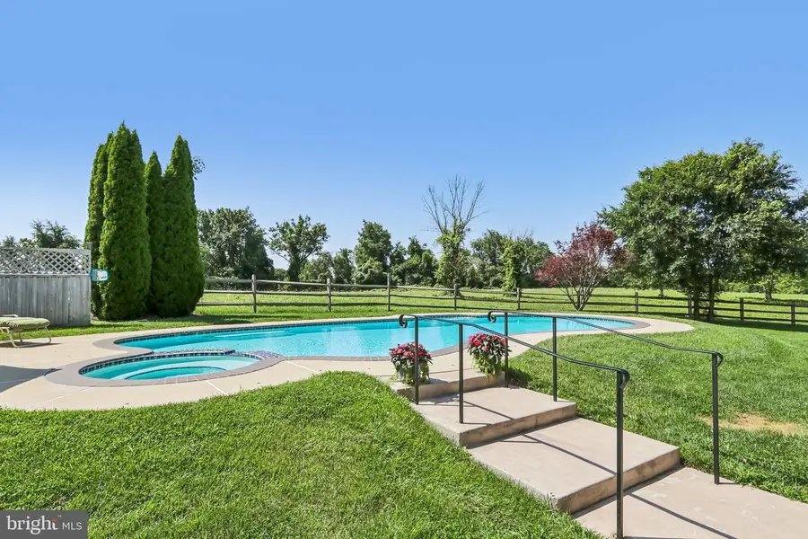 45 Flintlock Cir, West Grove, PA 19390 - #2