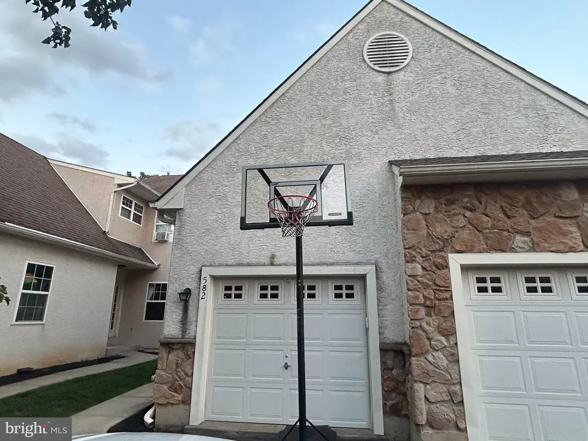 582 Cork Cir, West Chester, PA 19380 - #1