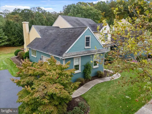 6 Parkside Dr, ELVERSON, PA 19520