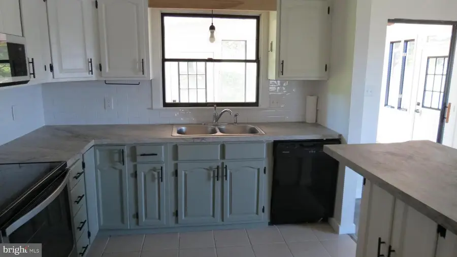 6081 Peach Tree St, Harrisburg, PA 17111 - #3