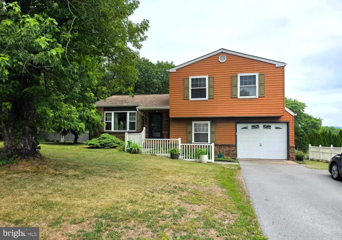 826 Lark Dr, Harrisburg, PA 17111 - #1