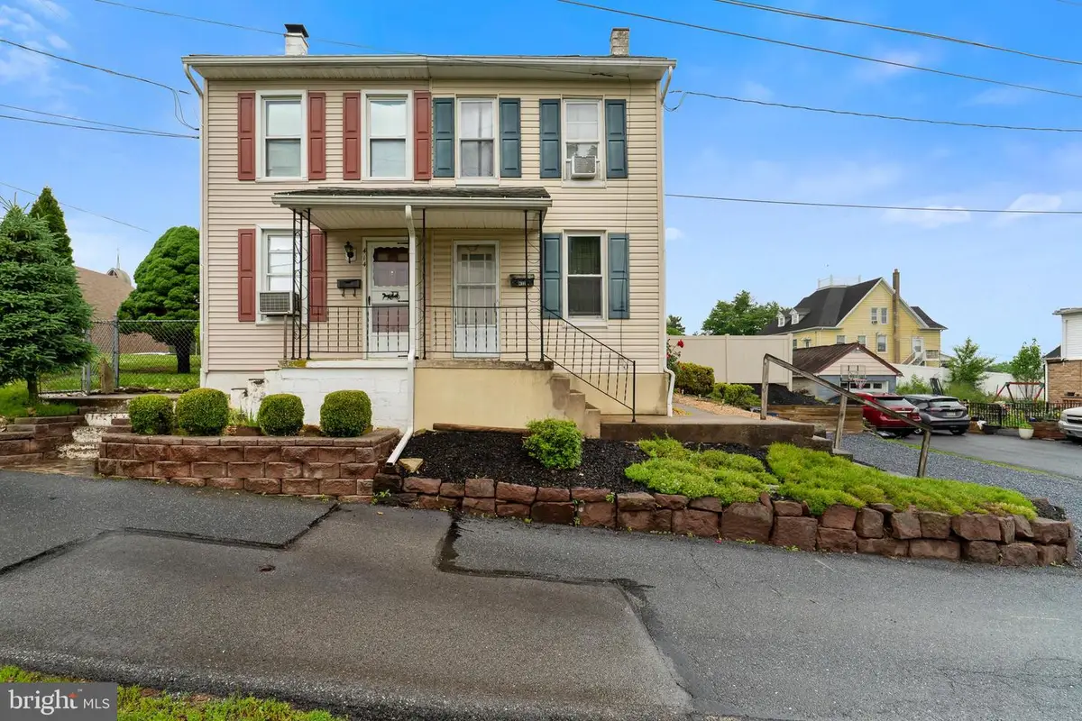 412 Apple Ave, Middletown, PA 17057 - #1