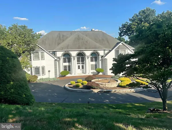 2390 Forest Hills Dr, HARRISBURG, PA 17112