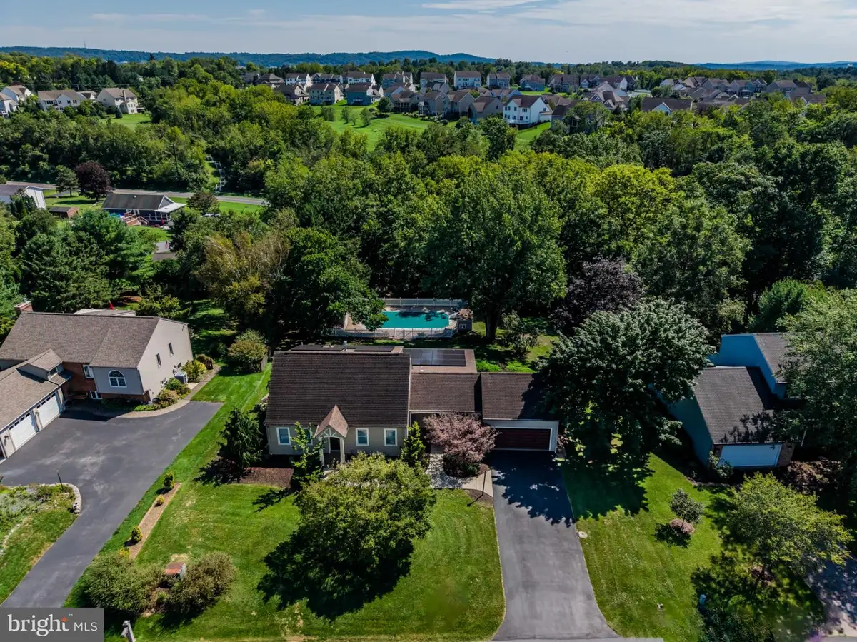 8 W Christopher Ct, Hummelstown, PA 17036 - #1