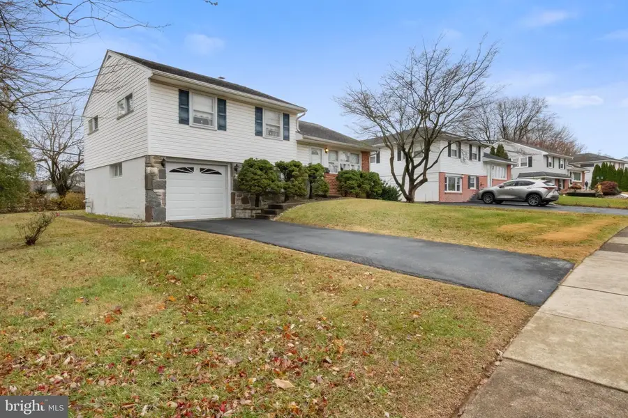 429 Portland Dr, Broomall, PA 19008 - Image #2