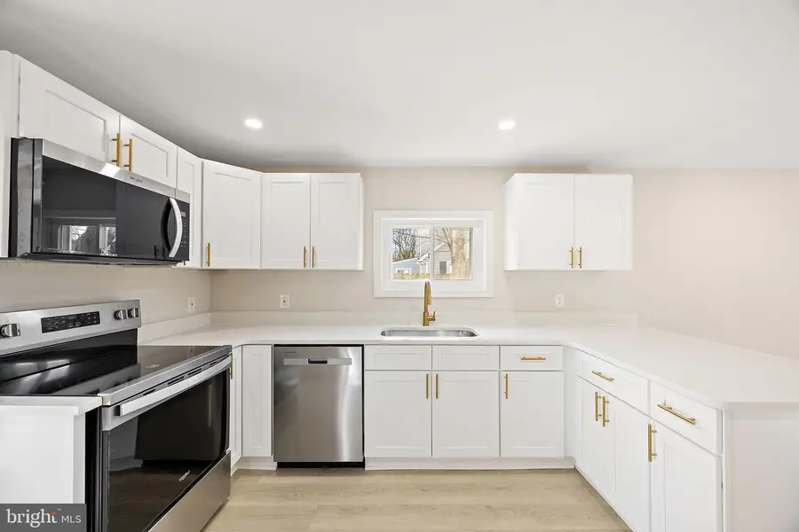 2109 Ferncroft Ave, Upper Chichester, PA 19061 - Image #2