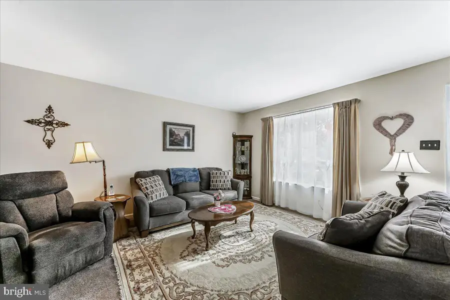 708 Heather Ln, Aston, PA 19014 - Image #2