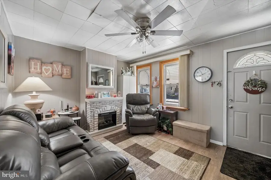 18 W 3rd St, Marcus Hook, PA 19061 - #3