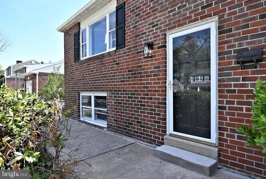 412 Camelot Dr, Brookhaven, PA 19015 - #2