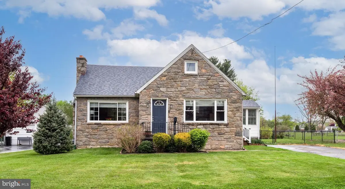 214 W Brookhaven Rd, Brookhaven, PA 19015 - #1