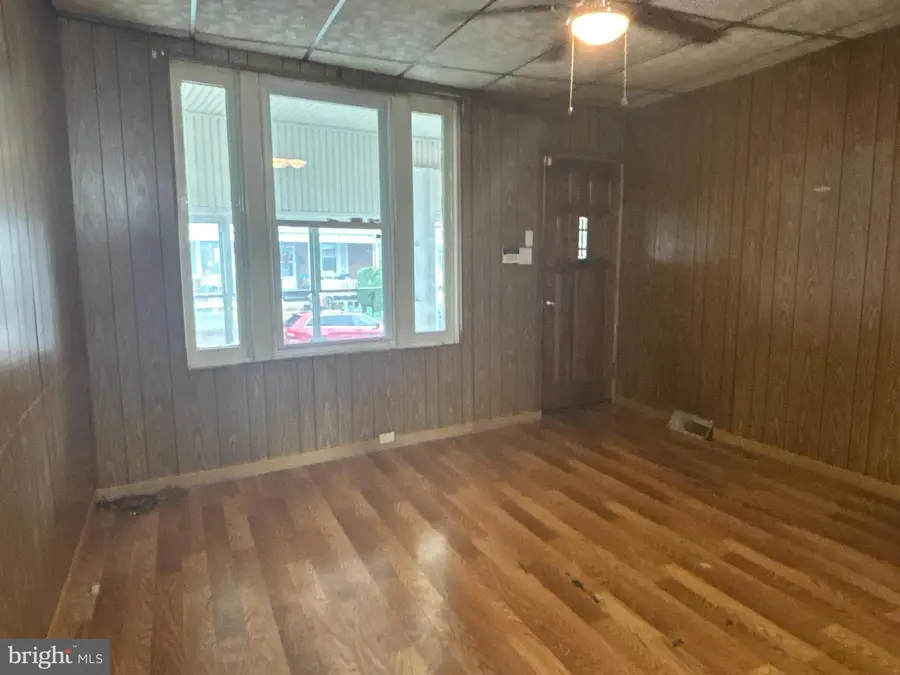 1110 E 11th St, Crum Lynne, PA 19022 - #3