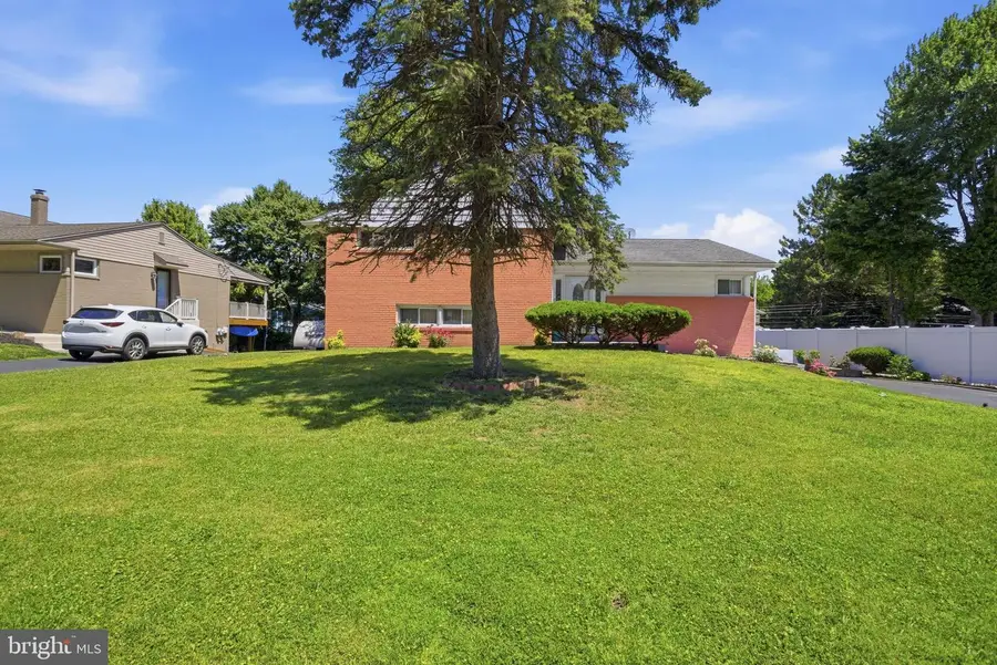 417 Foster Dr, Springfield, PA 19064 - #2