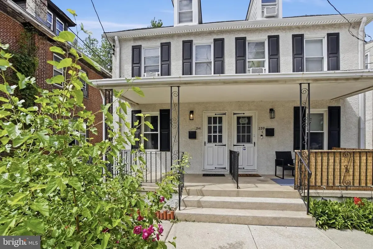 241 Fairview Rd, Crum Lynne, PA 19022 - #1