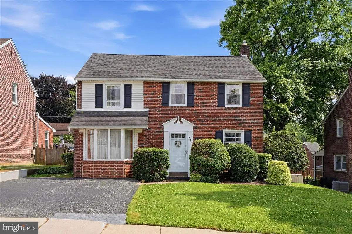 204 Flintlock Rd, Drexel Hill, PA 19026 - #1