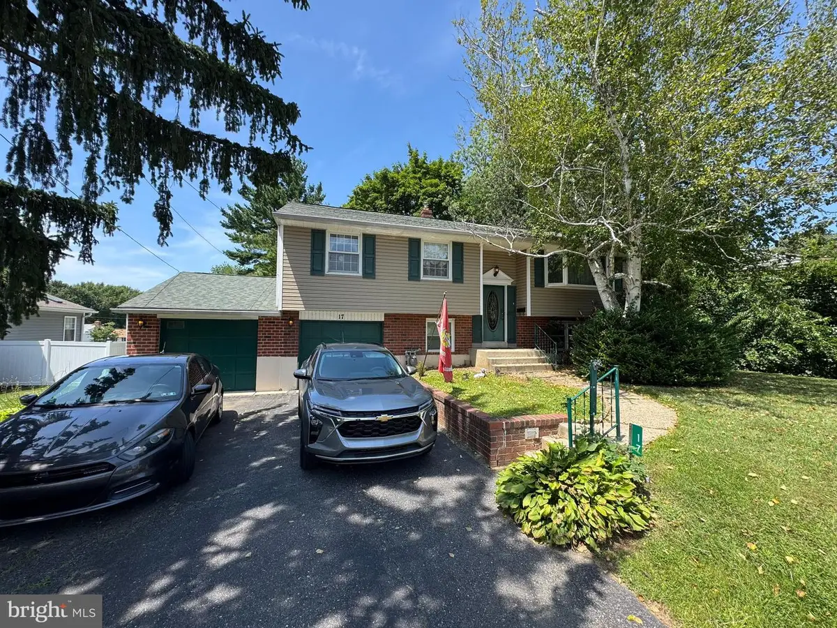 17 Blackthorne Ln, Aston, PA 19014 - #1
