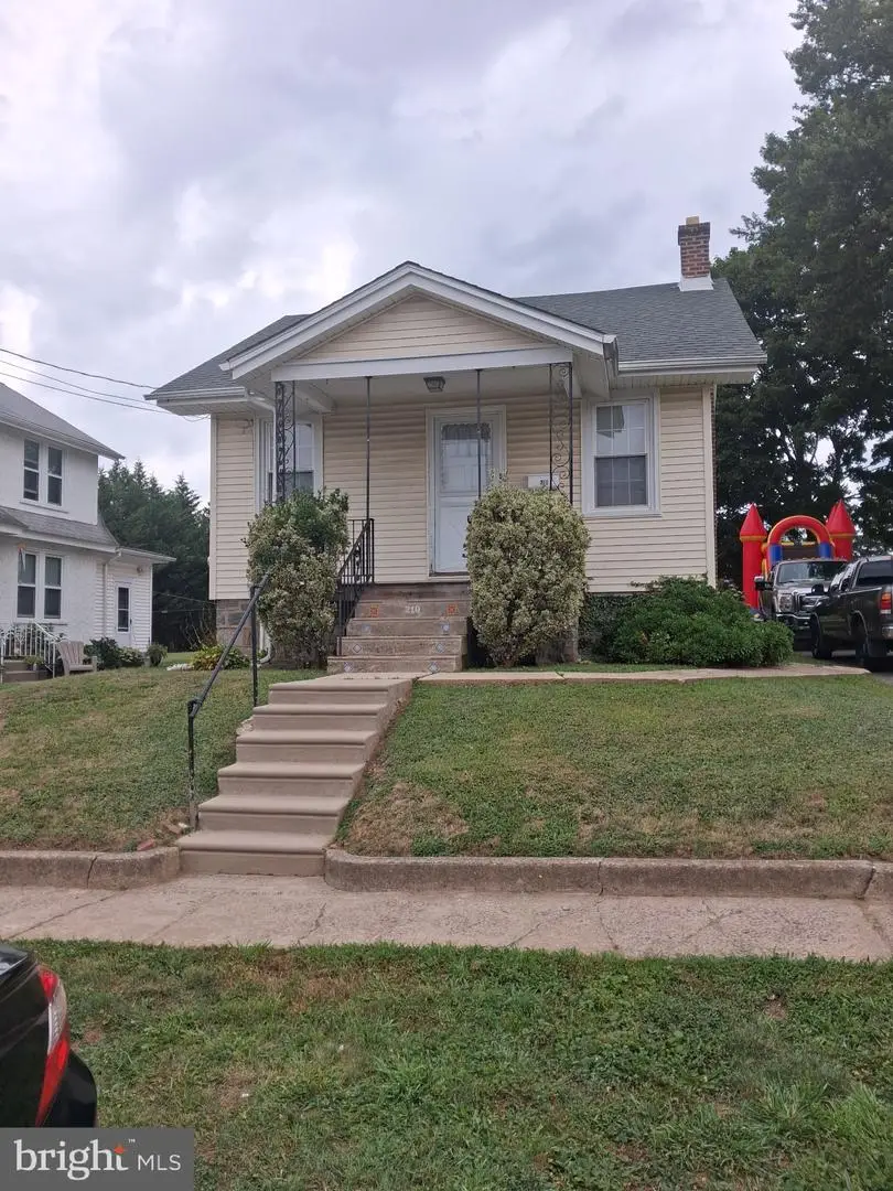 210 Ardmore Ave, Upper Darby, PA 19082 - #1