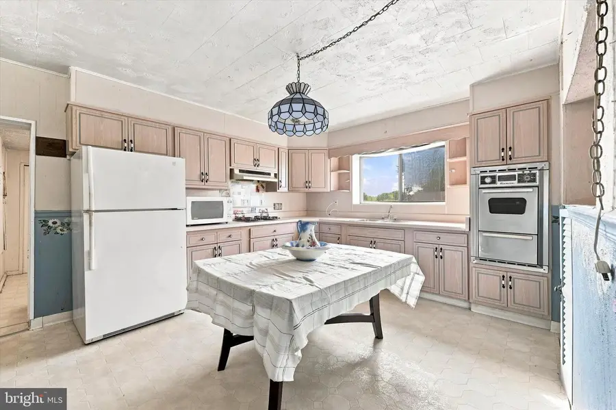 219 Irving St, Marcus Hook, PA 19061 - #2