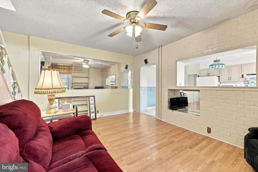 219 Irving St, Marcus Hook, PA 19061 - #3