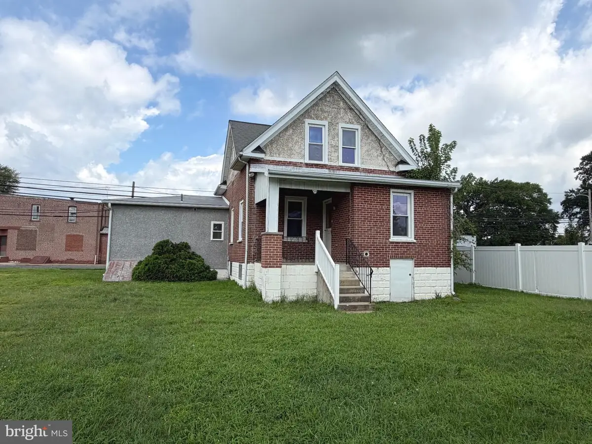207 S Governor Printz Blvd, Essington, PA 19029 - #1