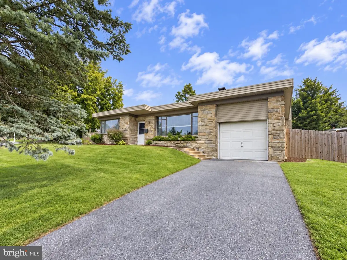 705 Hedgerow Dr, Broomall, PA 19008 - #1