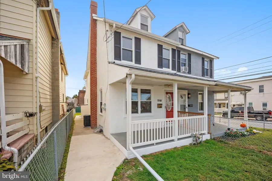 19 W 9th St, Marcus Hook, PA 19061 - #2