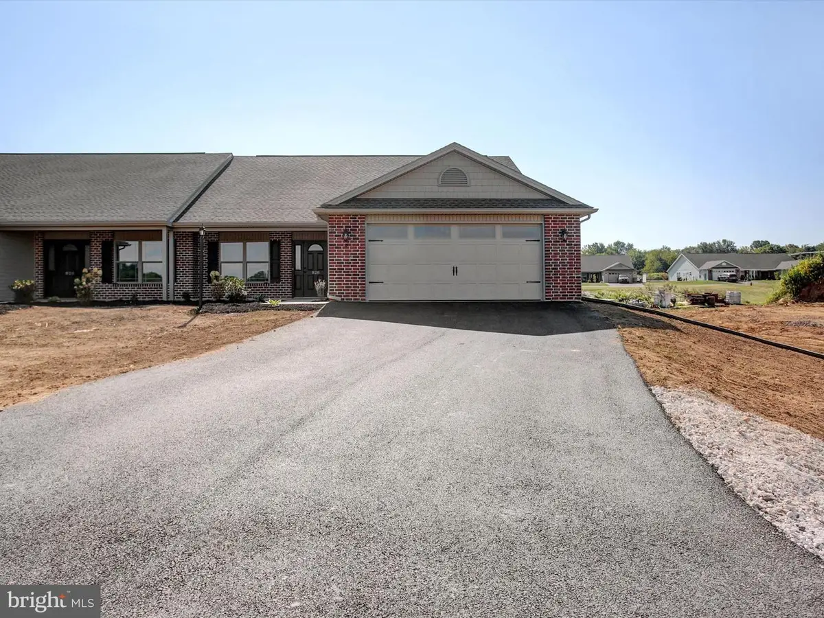 828 Shadyside Dr, Chambersburg, PA 17202 - Image #1