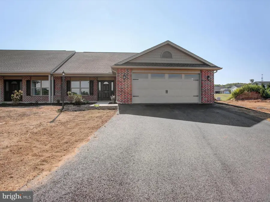 828 Shadyside Dr, Chambersburg, PA 17202 - Image #2