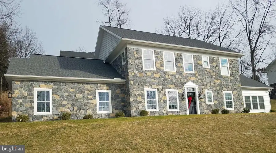 130 Woodbriar Dr, Chambersburg, PA 17202 - Image #2