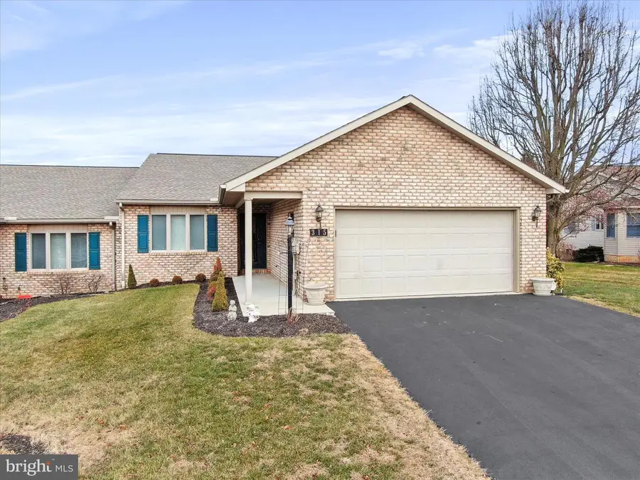 315 Woodvale Dr, Chambersburg, PA 17201 - Image #2