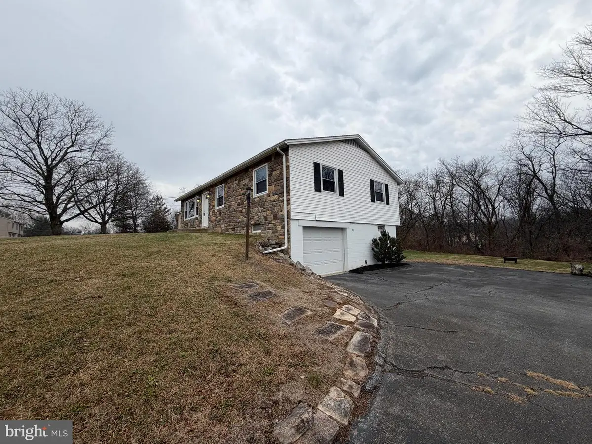 1528 Lakeshore Dr, Chambersburg, PA 17202 - Image #1